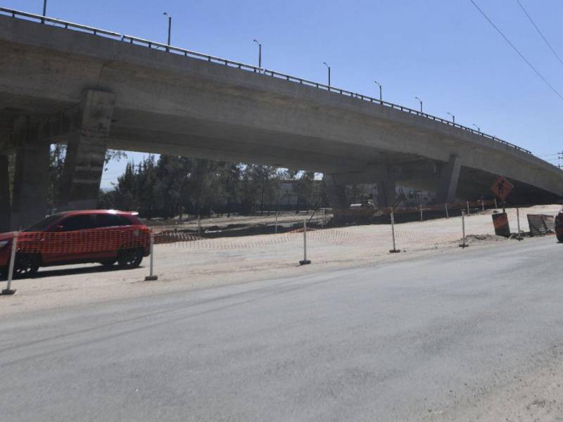 La obra, iniciada en 2024 y con avance del 72 %, sigue cerrada; ahora pavimentan vías alternas para disminuir el impacto vial.