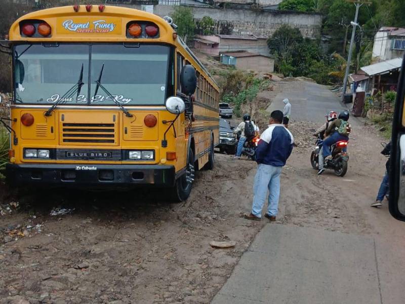 Tras medio año del colapso de la caja puente que conecta con la Reynel Fúnez y otras colonias vecinas, residentes aseguran que solo existe un paso provisional.