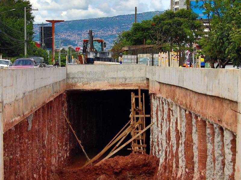 La fundición del último tramo de la losa superior permitirá continuar con la excavación del túnel Florencia, una obra vial que acumula retrasos desde su inicio en marzo de 2024.