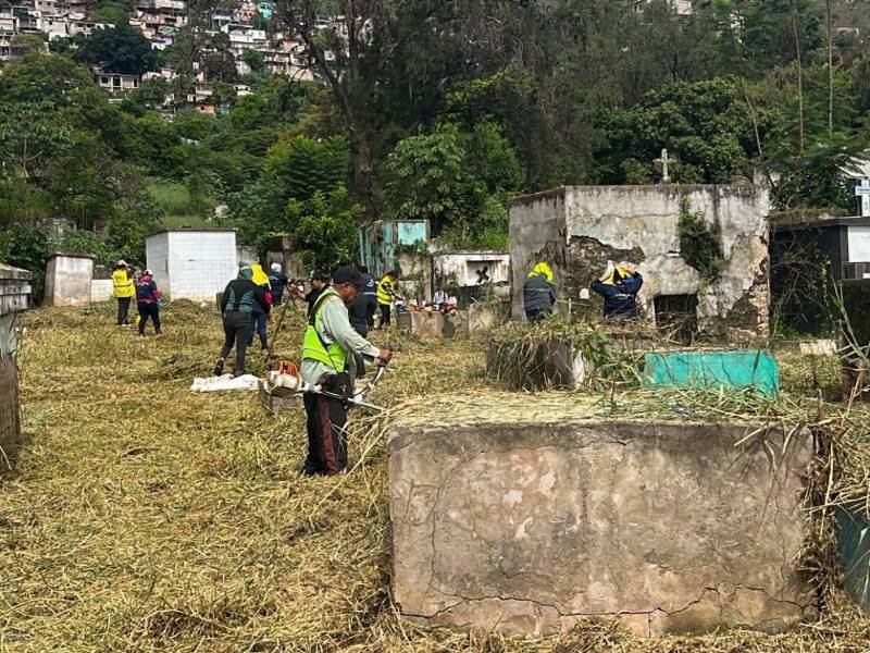 Cinco cementerios municipales reciben jornadas de limpieza desde hace más de dos meses para garantizar espacios adecuados durante las visitas por el Día de los Difuntos.