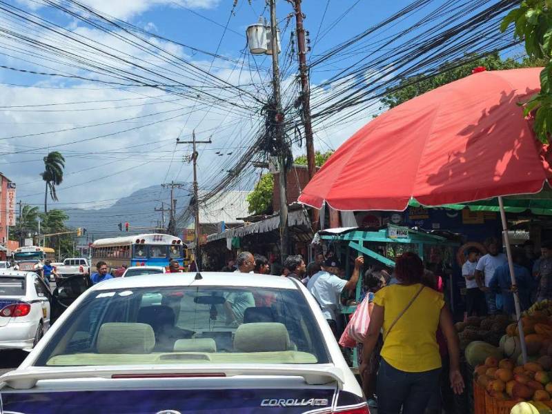 Un vendedor perdió la vida de varios impactos de bala mientras vendía frutas en La Ceiba.