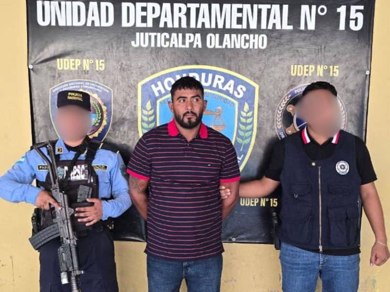 Sadis Modesto Escoto Galindo tras ser capturado por distintas unidades de la Policía Nacional (PN).