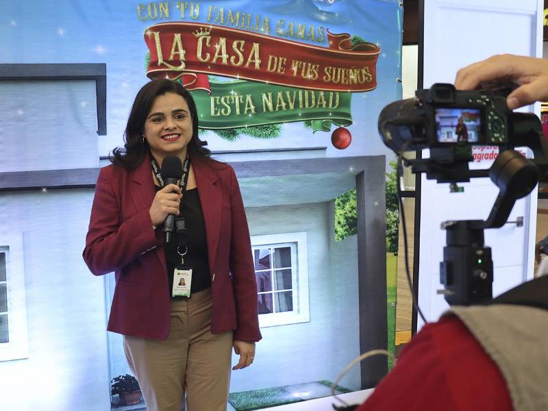 Karen Alvarado Silva, gerente de Gestión Social e Imagen, durante el sorteo final de la campaña navideña 2024.