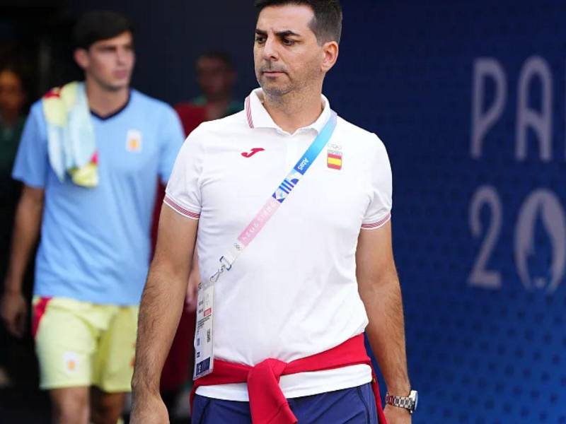 Hernández logró varios títulos con selecciones menores de España.