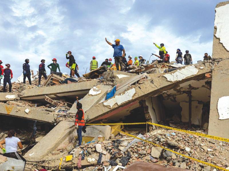 rescate. A un mes de los terremotos, miles de venezolanos siguen removiendo escombros en busca de parientes y amigos. No podemos dejar a nadie atrás, dicen cientos de rescatistas en las zonas de desastre.