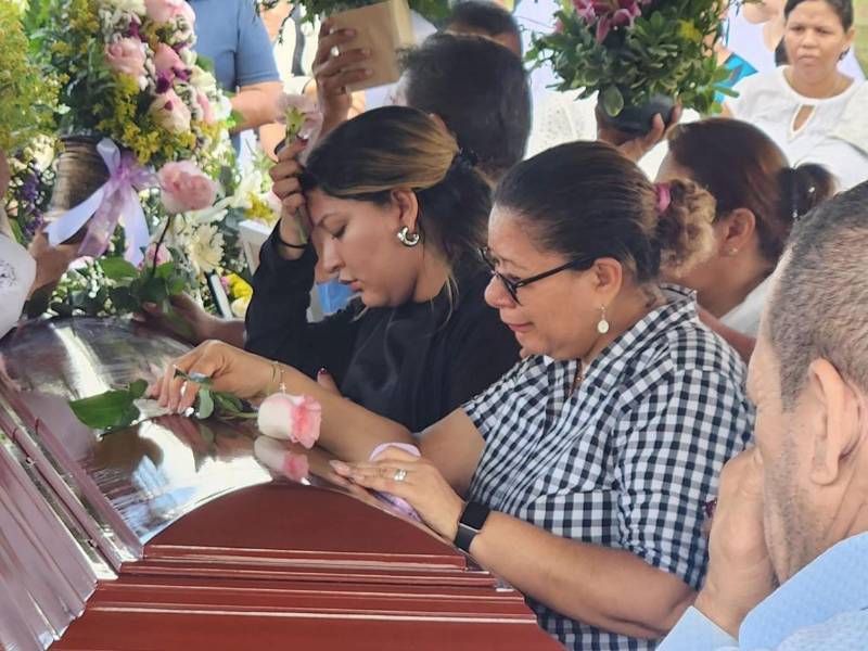 Entre lágrimas y profundo dolor, familiares y amigos dieron el último adiós a Norma Nicoll Ramírez Arteaga, la joven que murió tras permanecer varios días hospitalizada por las lesiones sufridas al lanzarse de un bus en movimiento.