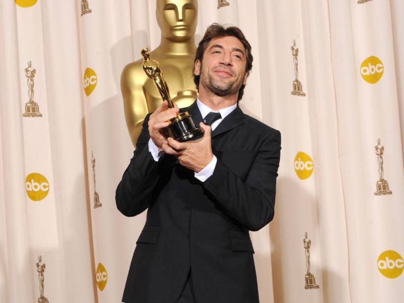 Bardem dará vida a un arquitecto paisajista extremadamente independiente que después de un primer encuentro en París con una novelista superventas en crisis comienza con ella un intercambio sobre libros y recetas, de acuerdo con Variety.