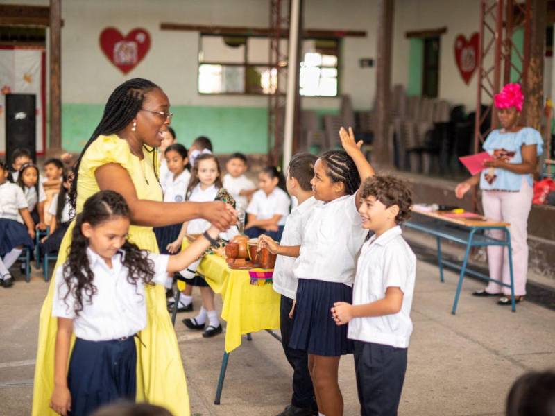 Desde la literatura la escritora aborda el conocimiento de las costumbres y tradiciones, que por ignorancia han sido históricamente mal interpretadas.