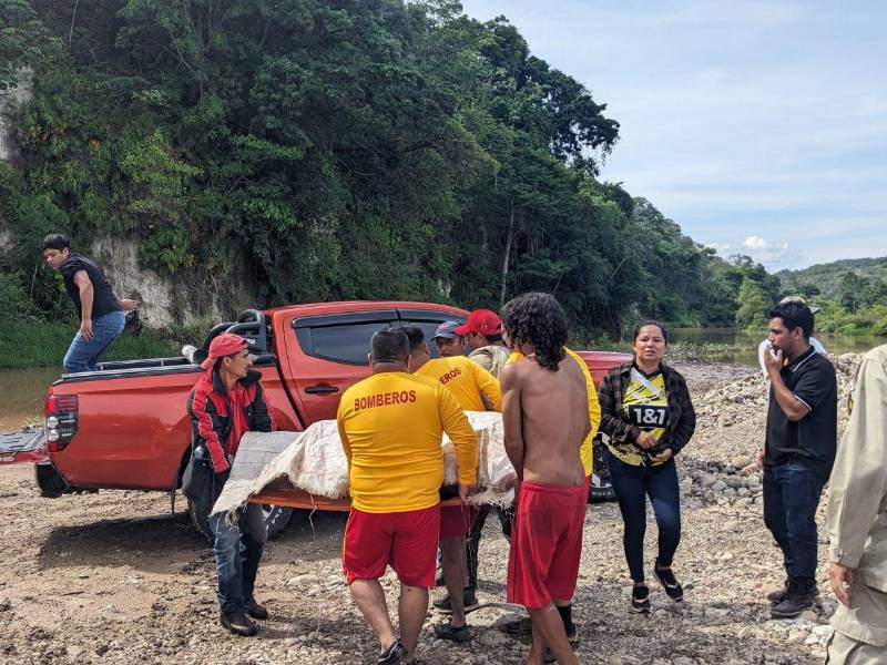 Elementos del Cuerpo de Bomberos rescataron a Olvin José Villanueva, primer fallecido por las lluvias.