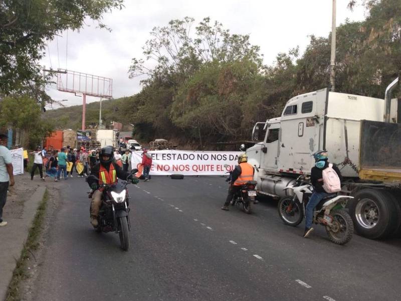 Dos cabezales obstruyen el paso en la zona sur del país, no hay paso ni para motocicletas.