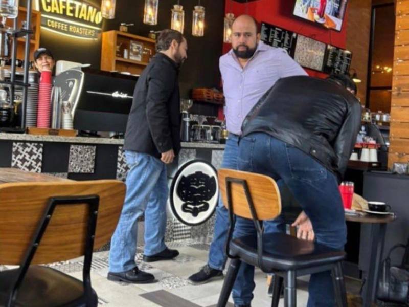 En la fotografía aparece reunido Yuri Sabas, Rafael Sarmiento y (de espaldas) Rasel Tomé.