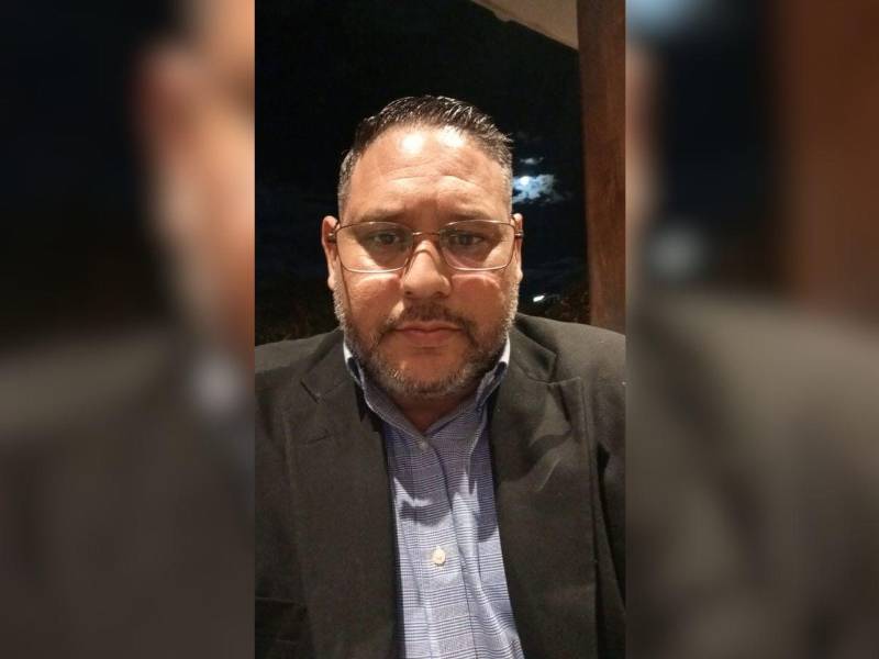 El periodista hondureño José Carlo Panameño fue denunciado por agredir a un vecino tras una discusión por un estacionamiento.