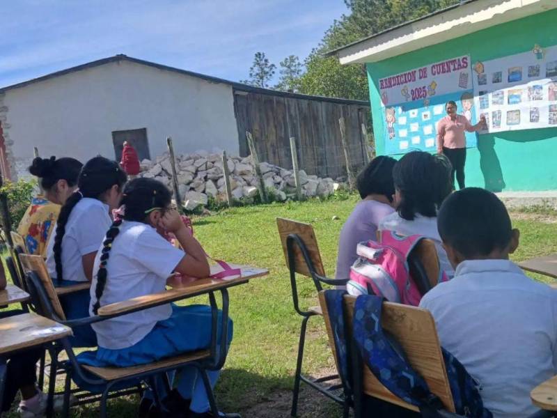 Unos 41 niños en Lepaterique recibían clases bajo el sol y la lluvia tras el colapso de su centro educativo de adobe.
