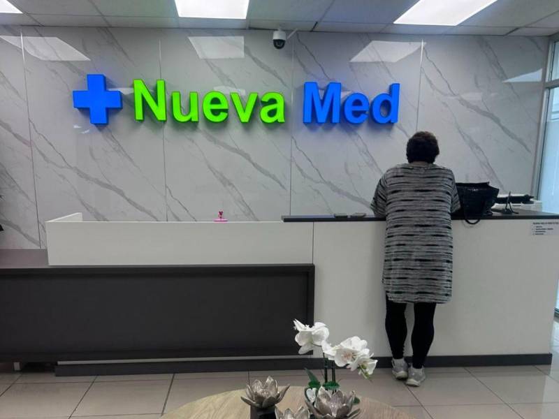 Las personas llegaban atraídas por la promesa de recibir un examen gratuito, pero, una vez dentro de la consulta, eran presionadas para aceptar los tratamientos ofrecidos y pagar elevadas cantidades de dinero.