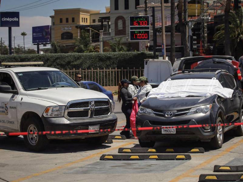El cuerpo fue localizado en el maletero de una camioneta con placas de California, abandonada en el estacionamiento de un supermercado.