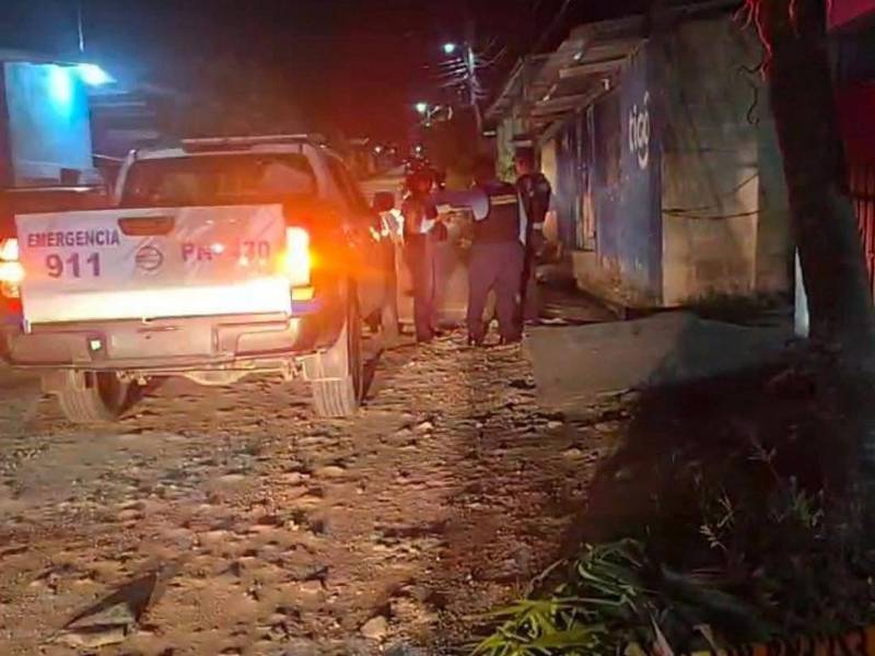 La Policía llegó hasta la escena donde fueron ubicados los cuerpos de las jóvenes.