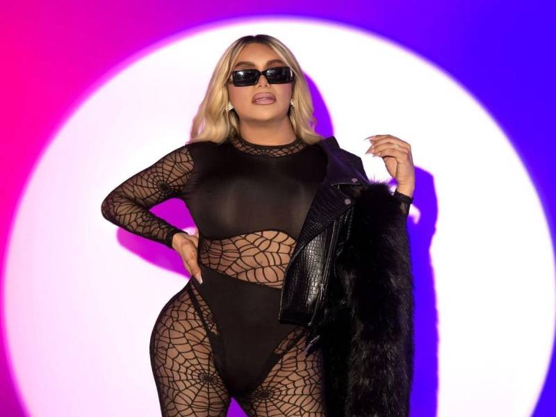 Wendy Guevara se sometió recientemente a una remodelación costal, un procedimiento quirúrgico enfocado en modificar la estructura ósea del torso con fines estéticos.