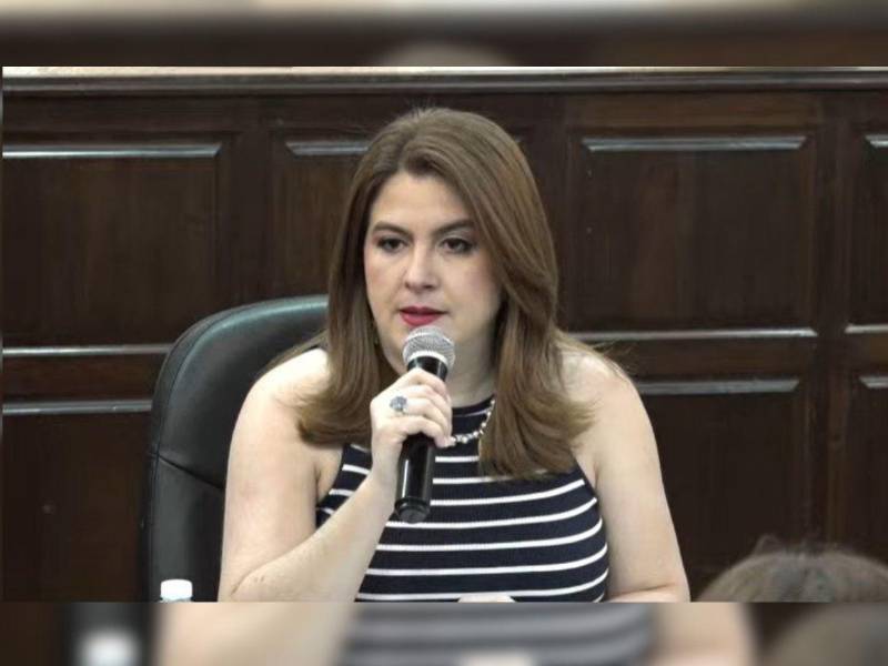 López llegó cerca de las 5:00 de la tarde al Congreso Nacional.