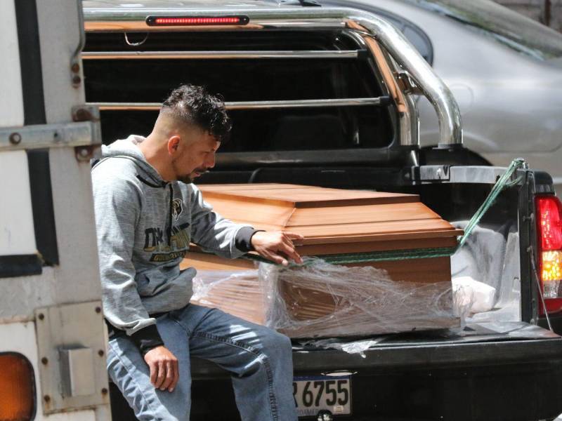 Los cuerpos de José David López Alvarado (30) y Elemer Alexander Berríos Ochoa (21), fueron retirado hoy de la morgue del Ministerio Público (MP).