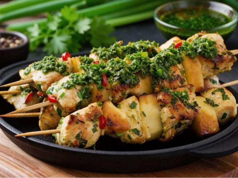 Pechuga de pollo y vegetales frescos como zucchini, chile morrón y tomate, logran un platillo delicioso y vibrante.