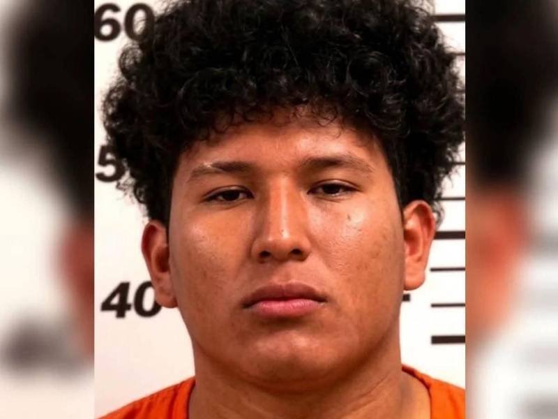 Mauricio Sarmiento, hondureño de 21 años, enfrenta cargos por atropellar a un hombre y huir de la escena en Carolina del Norte.