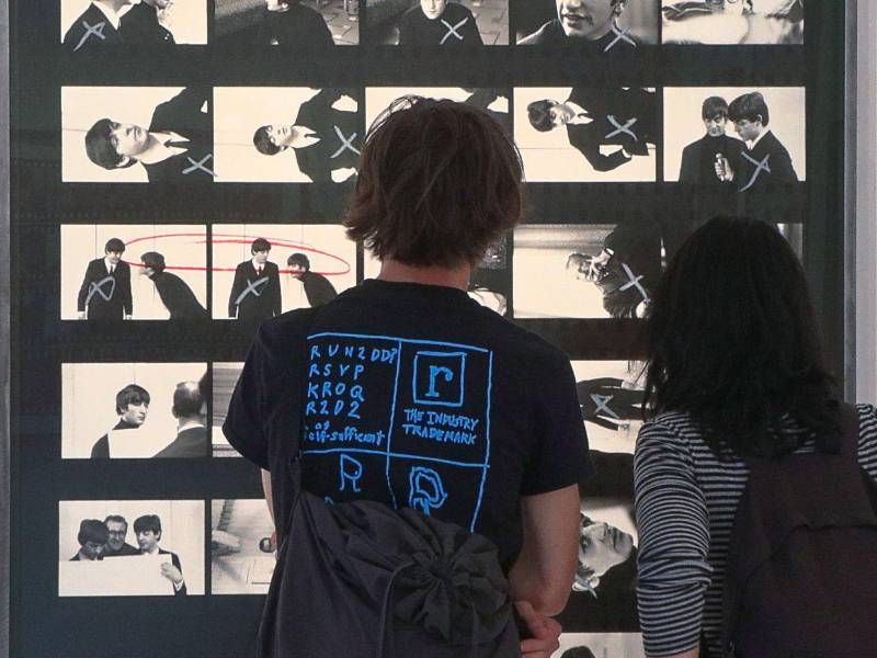 Su mirada fotográfica, ahora compartida con el público, rescata una esfera íntima de la banda que permaneció inédita durante seis décadas.