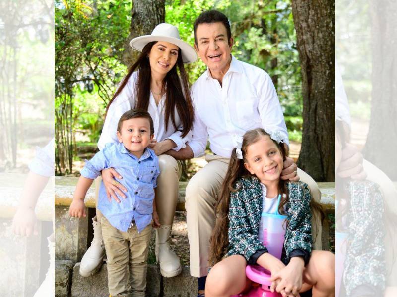 Salvador Nasralla con su esposa Iroshka Elvir, su hijo Salvador y su hija Alicia.