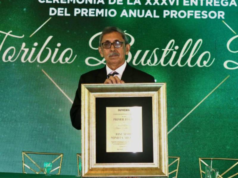 El profesor José María Bonilla Argueta, ganador del Premio Anual Profesor Toribio Bustillo Díaz.