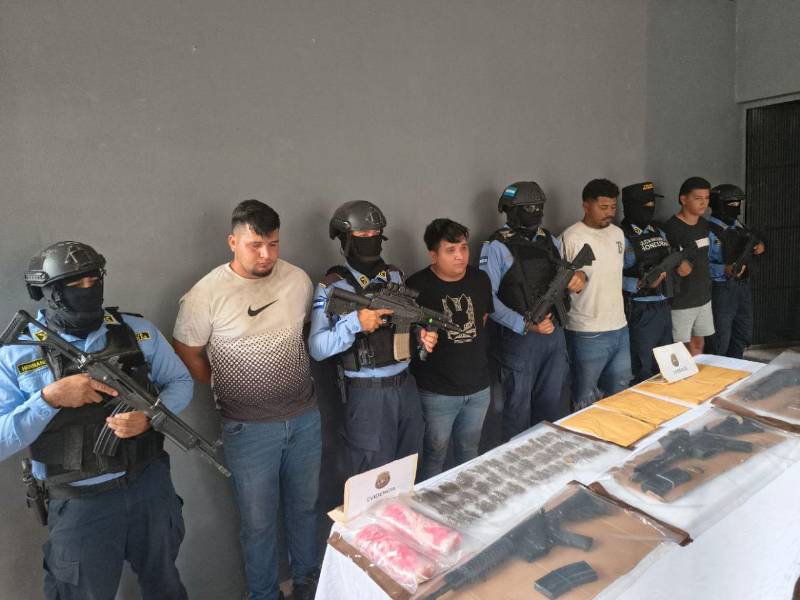 Agentes de la División Anti Extorsión y Asociaciones Terroristas (DAET), capturaron a los cuatro integrantes de la banda criminal en la aldea San Marcos, Omoa, con drogas y armas de guerra.