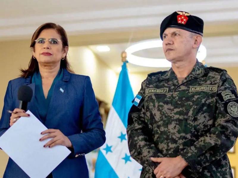 El jefe de las Fuerzas Armadas muestra a sus tropas la afinidad por la candidata de Libre, Rixi Moncada.