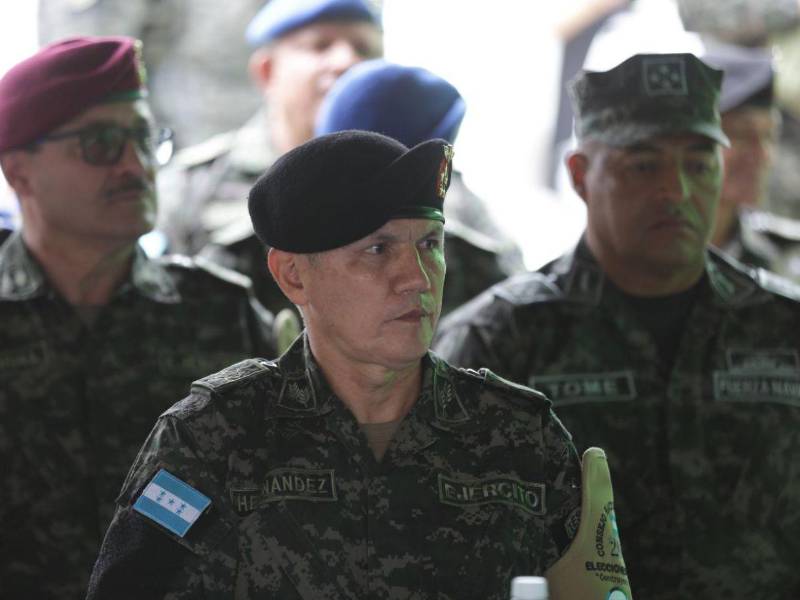 El exjefe de las FF AA es denunciado por no haber ordenado una verdadera investigación en el caso de una estudiante de la Academia Militar que sufría acoso por parte de un compañero.