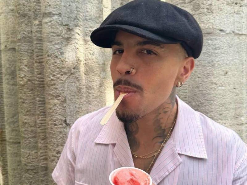 Rauw Alejandro se convirtió en tendencia en redes sociales luego de que el periodista de espectáculos de Univisión, Alex Rodríguez, afirmara que el cantante puertorriqueño habría sido padre por primera vez junto a su actual pareja.
