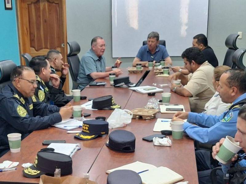 El ministro de Seguridad, Gerzon Onán Velásquez y el director de la Policía Nacional, Rigoberto Oseguera Mass, se reunieron con representantes de las fuerzas vivas de La Entrada, Copán.