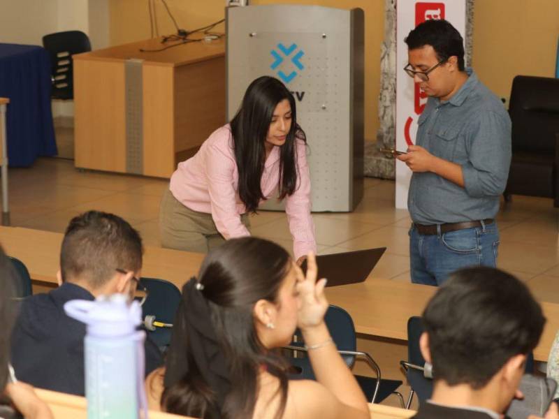 Los estudiantes realizaron ejercicios prácticos en los que aplicaron las habilidades digitales adquiridas durante el taller.