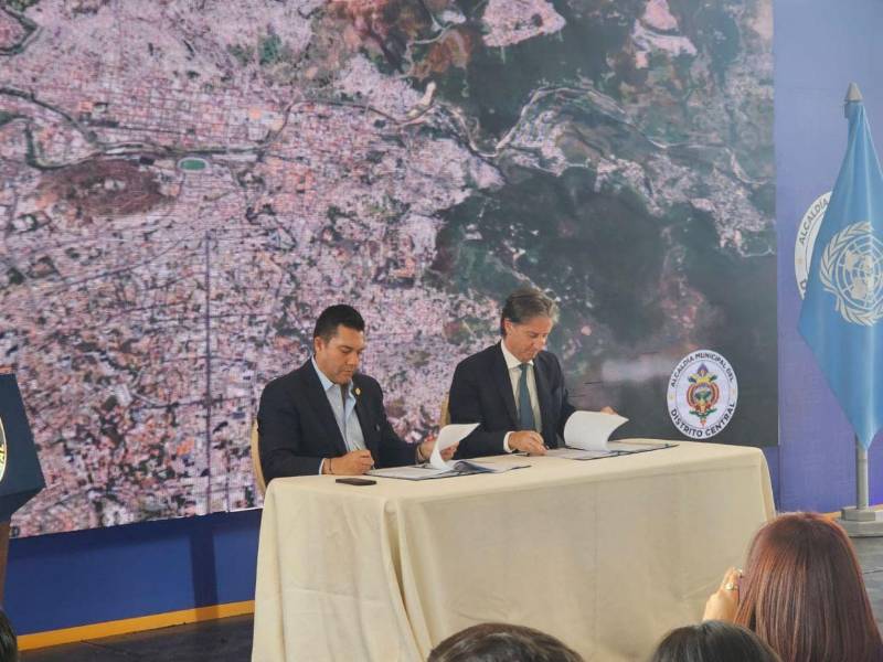 El alcalde del municipio del Distrito Central, Juan Diego Zelaya y el Representante Residente del PNUD en Honduras, Alessandro Fracassetti, al momento de firmar el convenio de cooperación.