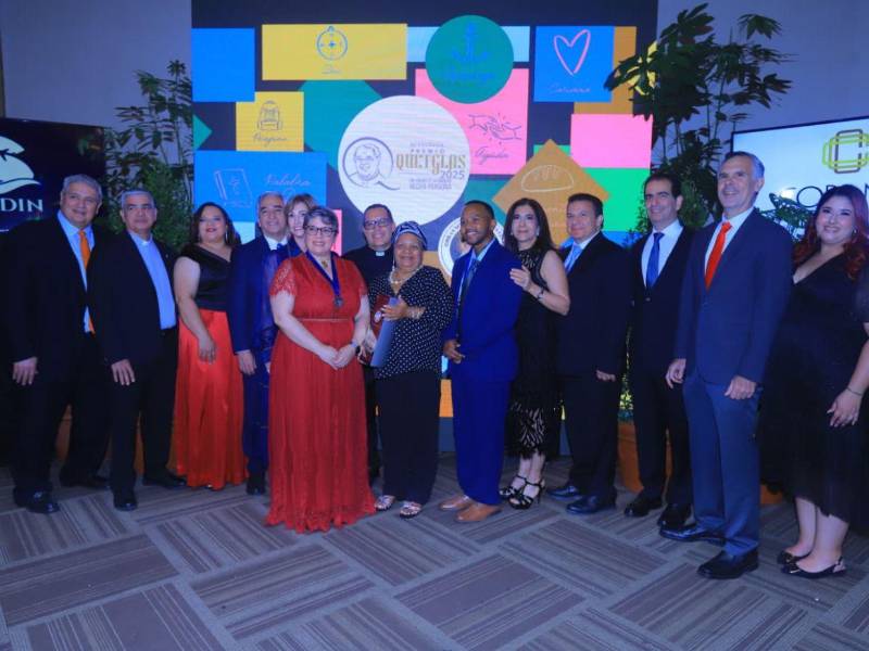 La junta directiva de Osovi junto con la ganadora del Premio Quetglas y los dos finalistas.