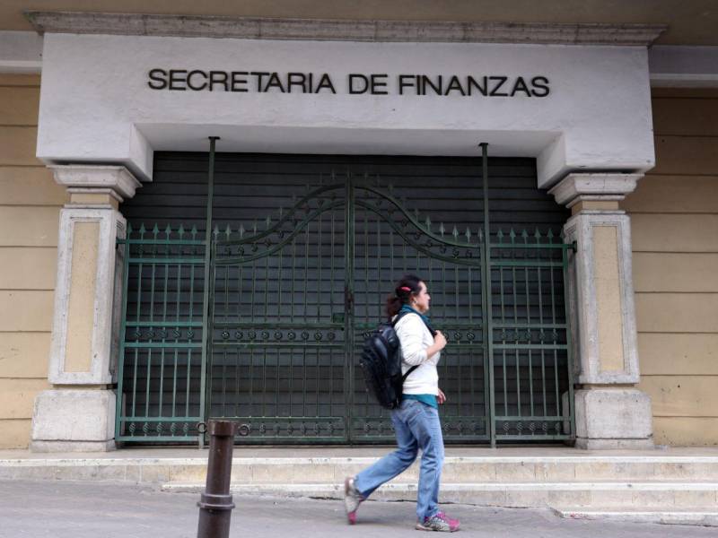 El endeudamiento interno y externo por la Sefin ha sido una constante en la actual administración pública para financiar operaciones.