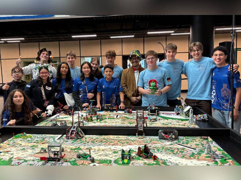 Los equipos de Honduras y Alemania ganadores en conjunto del premio Alliance Challenge Award.