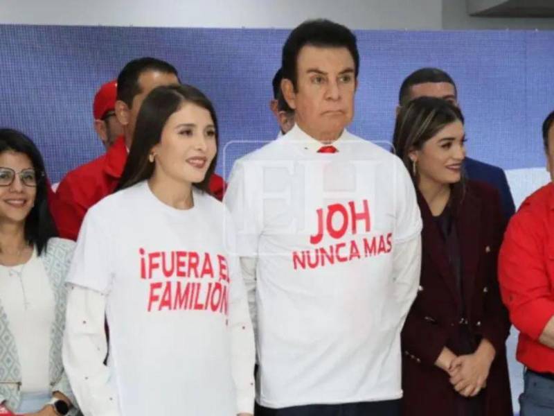 Con estas camisetas, Salvador Nasralla e Iroshka Elvir, dejaron claro su posición respecto a la promesa de indulto a JOH.