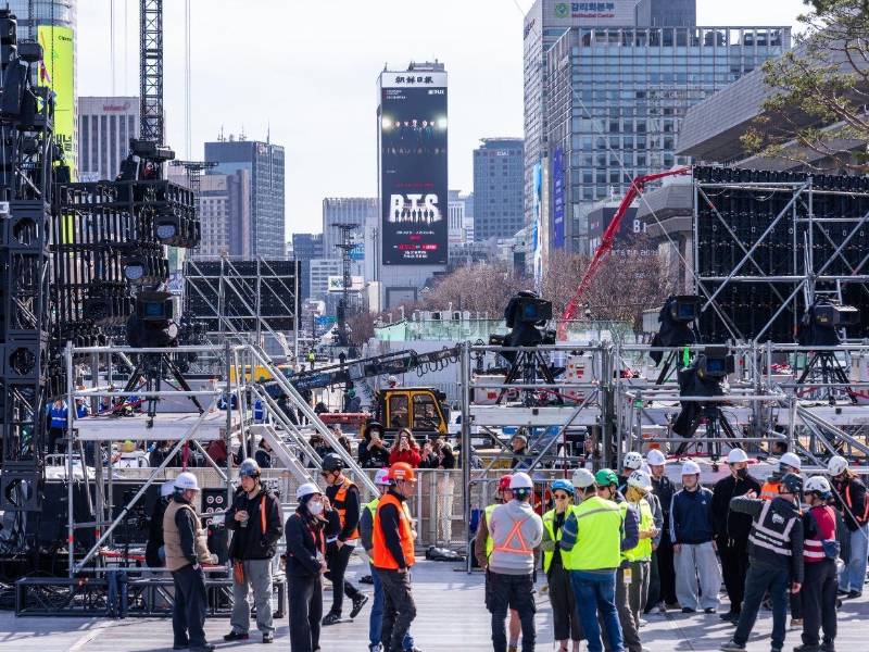Cientos de personas trabajando en el montaje del concierto BTS The Comeback Live | Arirang.