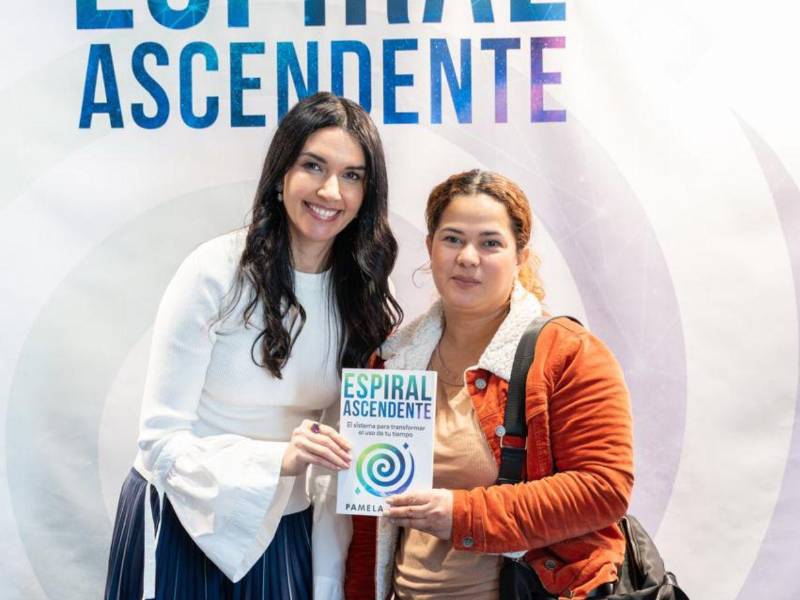 La autora posa con su obra junto a una de las asistentes a la presentación que se realizó el 24 de febrero.