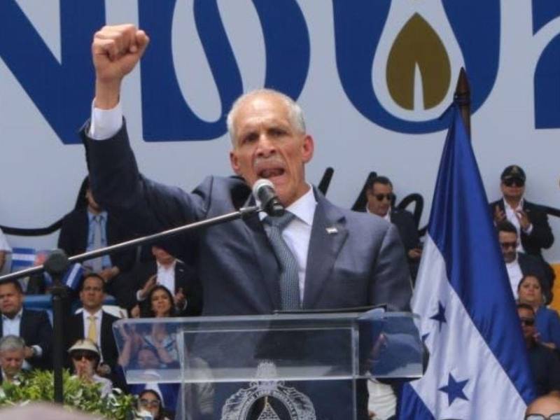 El presidente Nasry Asfura agradeció al pueblo hondureño durante su discurso en el Estadio Nacional Chelato Uclés, donde destacó los 205 años de independencia y el orgullo nacional.