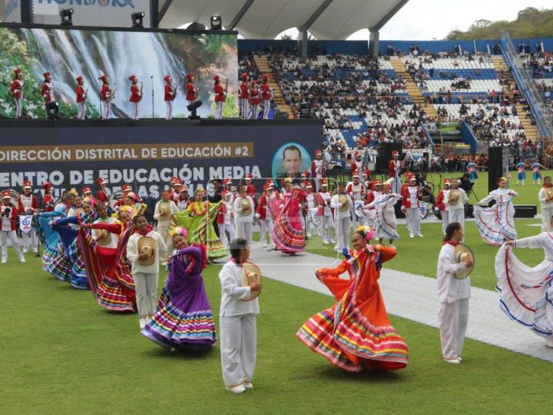 Mucho color y patriotismo se vivió durante el show folclórico de la Villa de las Niñas. Aquí las imágenes.
