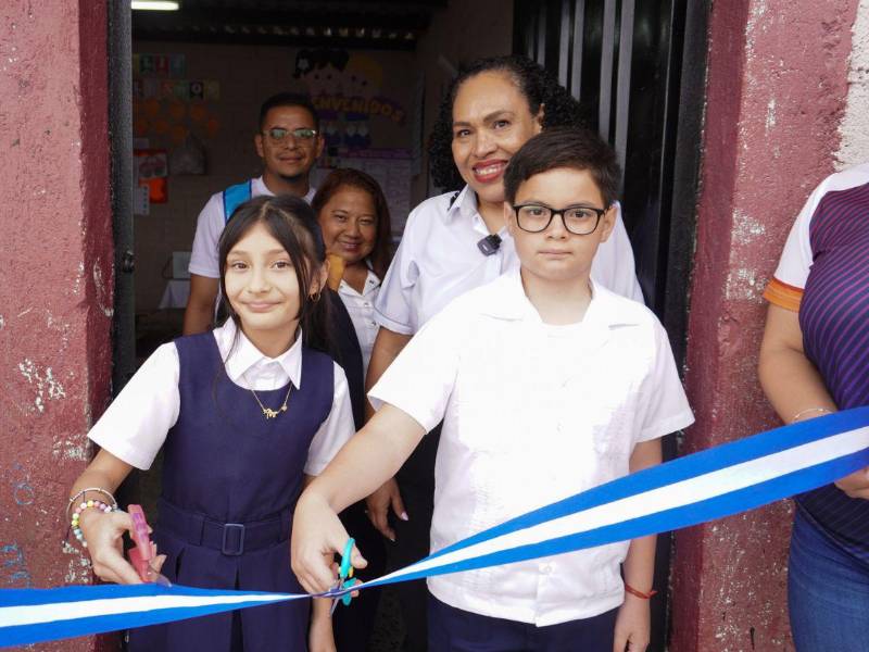 Grupo Flores inaugura mejoras en la Escuela Enciende una Luz en Tegucigalpa