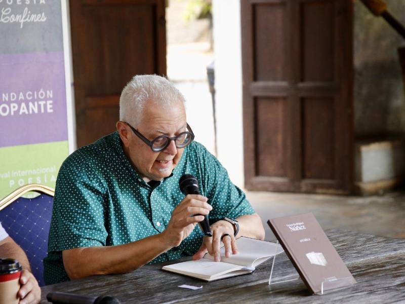 El poeta Víctor Rodríguez Núñez.