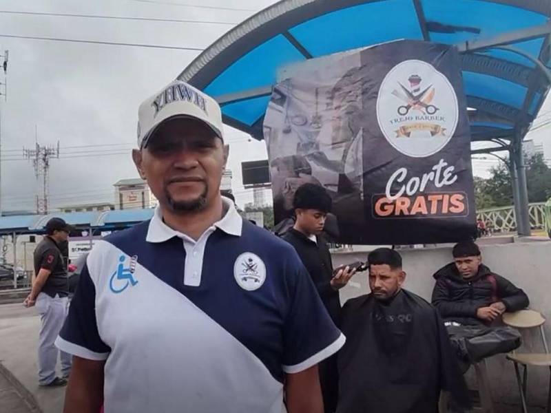 Familiares y pacientes del Hospital Escuela se encuentran en la barbería de don José un espacio de alivio, empatía y apoyo comunitario.