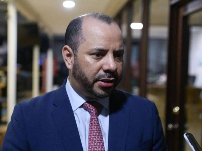 Solórzano afirmó que Redondo una vez más se recurrió a las muchedumbres para imponer la fuerza y no la razón, usurpando la voz del pueblo que ya habló el 30 de noviembre, nos guste o no el resultado.