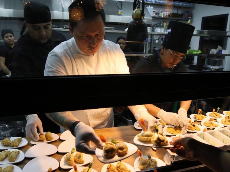 La cocina inicia labores desde las 7:00 a. m., ofreciendo desayunos al estilo argentino y un menú que se extiende hasta las 10:00 de la noche.