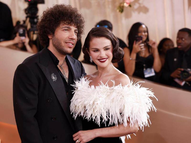 Hermosa lució Selena Gomez, quien debutó en la alfombra roja como la señora de Blanco, junto a su esposo.
