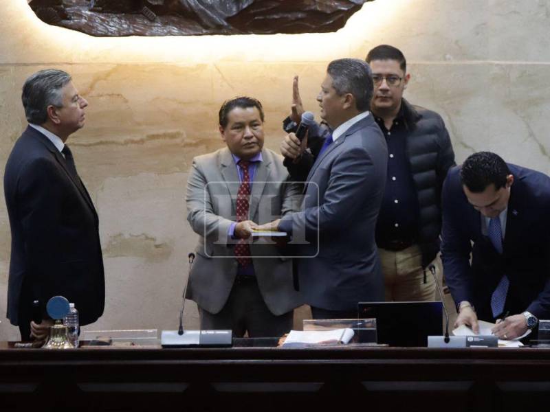 Carlos Ledezma fue juramentado como secretario de la junta directiva provisional.